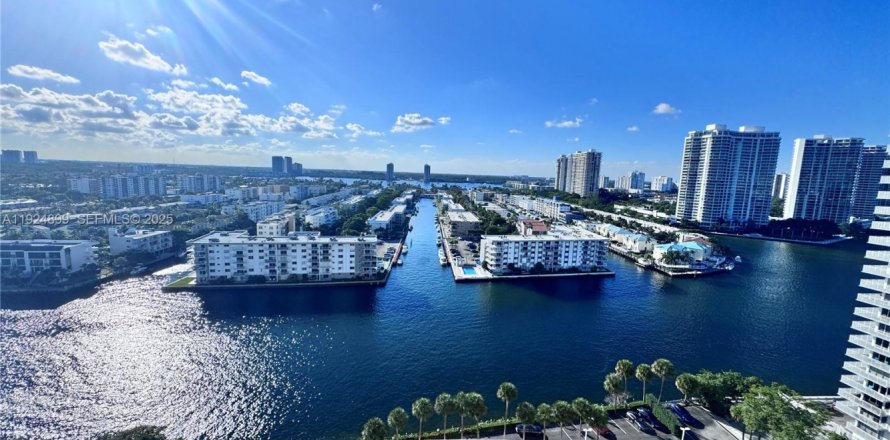 Кондоминиум с 2 спальнями в Санни-Айлс-Бич, Флорида № 1983679