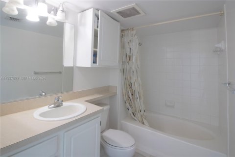 Condo in Miami, Florida, 1 bedroom  № 1995819 - photo 12