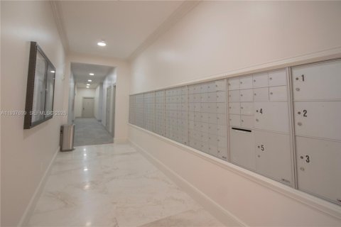 Condo in Miami, Florida, 1 bedroom  № 1995819 - photo 16