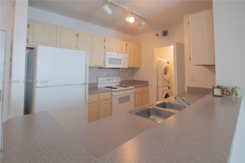 Condo in Miami, Florida, 1 bedroom  № 1995819 - photo 6