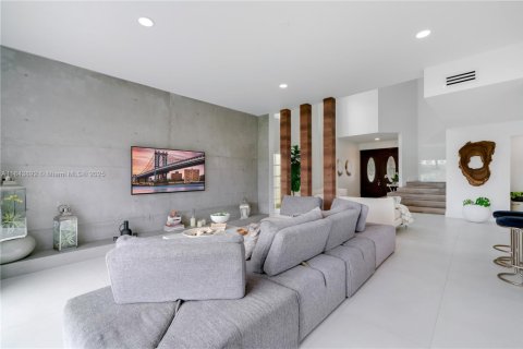 House in Doral, Florida 4 bedrooms, 241.17 sq.m. № 1846034 - photo 9