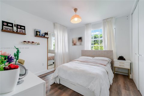 House in Doral, Florida 4 bedrooms, 241.17 sq.m. № 1846034 - photo 24