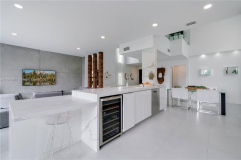 House in Doral, Florida 4 bedrooms, 241.17 sq.m. № 1846034 - photo 15
