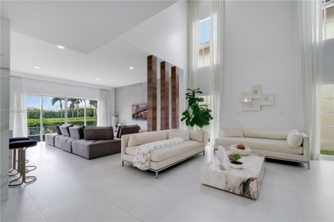 House in Doral, Florida 4 bedrooms, 241.17 sq.m. № 1846034 - photo 7