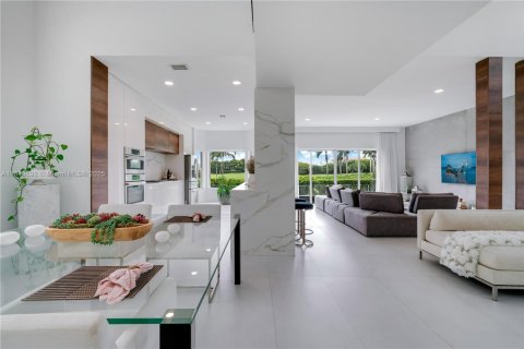 House in Doral, Florida 4 bedrooms, 241.17 sq.m. № 1846034 - photo 12