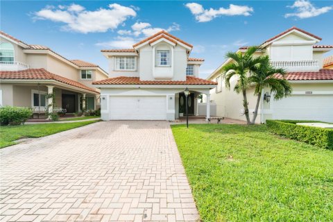 House in Doral, Florida 4 bedrooms, 241.17 sq.m. № 1846034 - photo 1
