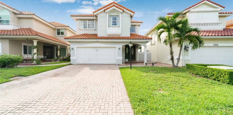 House in Doral, Florida 4 bedrooms, 241.17 sq.m. № 1846034