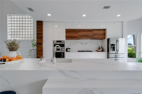 House in Doral, Florida 4 bedrooms, 241.17 sq.m. № 1846034 - photo 17