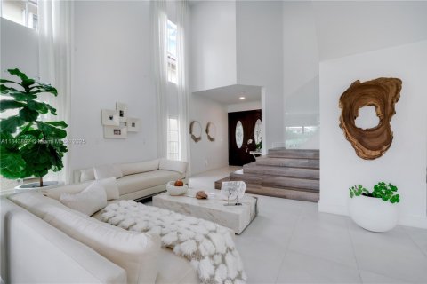 House in Doral, Florida 4 bedrooms, 241.17 sq.m. № 1846034 - photo 6