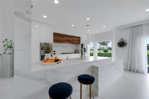 House in Doral, Florida 4 bedrooms, 241.17 sq.m. № 1846034 - photo 18