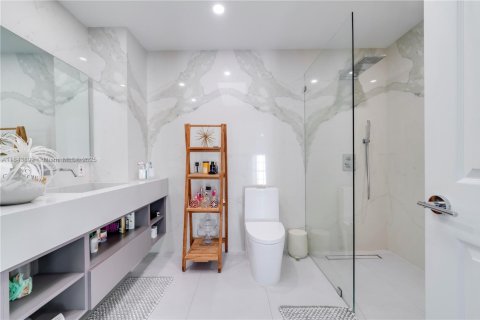 House in Doral, Florida 4 bedrooms, 241.17 sq.m. № 1846034 - photo 27