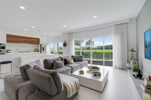 House in Doral, Florida 4 bedrooms, 241.17 sq.m. № 1846034 - photo 8