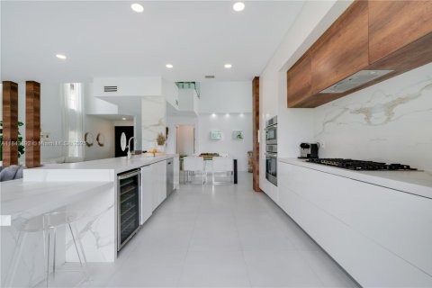 House in Doral, Florida 4 bedrooms, 241.17 sq.m. № 1846034 - photo 14