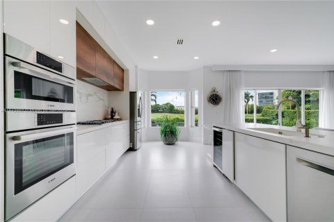House in Doral, Florida 4 bedrooms, 241.17 sq.m. № 1846034 - photo 16