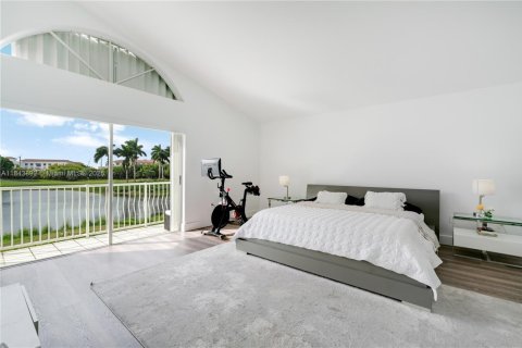House in Doral, Florida 4 bedrooms, 241.17 sq.m. № 1846034 - photo 19