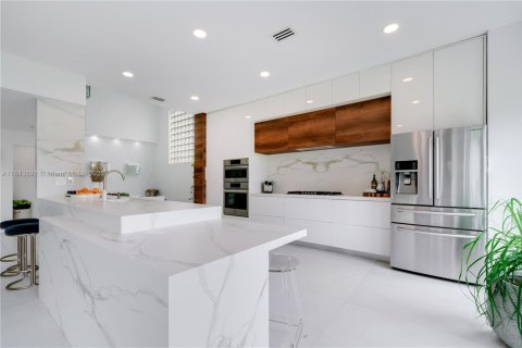 House in Doral, Florida 4 bedrooms, 241.17 sq.m. № 1846034 - photo 13