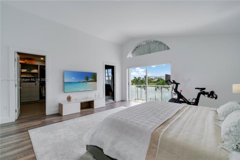 House in Doral, Florida 4 bedrooms, 241.17 sq.m. № 1846034 - photo 20