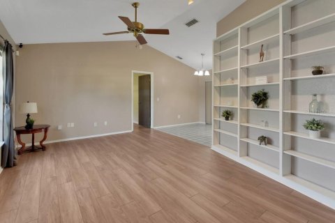 Villa ou maison à vendre à Deltona, Floride: 3 chambres, 134.89 m2 № 2217315 - photo 5