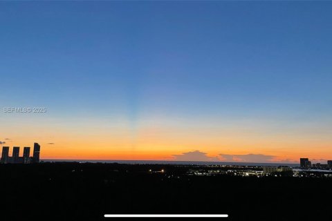 Снять в аренду кондоминиум в Норт-Майами, Флорида 3 спальни, 190.26м2, № 1990513 - фото 4