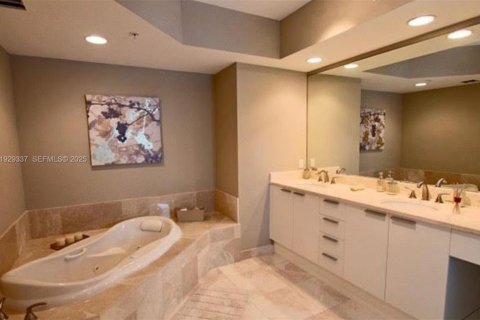 Снять в аренду кондоминиум в Норт-Майами, Флорида 3 спальни, 190.26м2, № 1990513 - фото 15