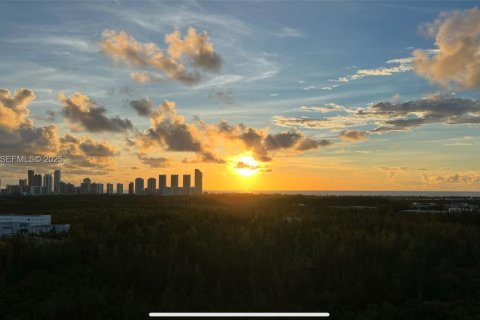 Снять в аренду кондоминиум в Норт-Майами, Флорида 3 спальни, 190.26м2, № 1990513 - фото 3