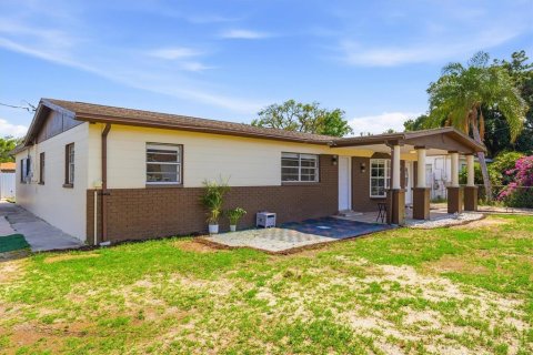 House in Tampa, Florida 3 bedrooms, 172.61 sq.m. № 2229675 - photo 4