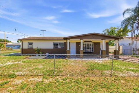 House in Tampa, Florida 3 bedrooms, 172.61 sq.m. № 2229675 - photo 2
