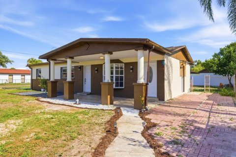 House in Tampa, Florida 3 bedrooms, 172.61 sq.m. № 2229675