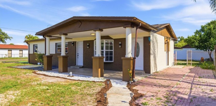 House in Tampa, Florida 3 bedrooms, 172.61 sq.m. № 2229675