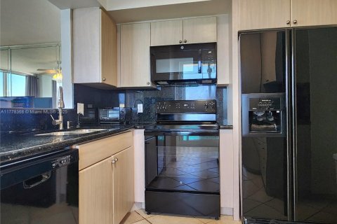 Condo in Hollywood, Florida, 2 bedrooms  № 1713993 - photo 12