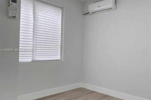 Снять в аренду квартиру в Майами, Флорида 2 спальни, 53.88м2, № 1988862 - фото 9