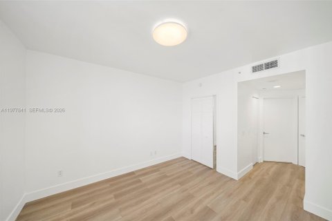 Condo in Miami Beach, Florida, 2 bedrooms  № 2044689 - photo 14