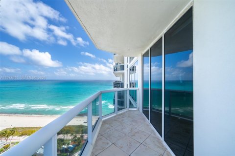 Condo in Miami Beach, Florida, 2 bedrooms  № 2044689 - photo 17