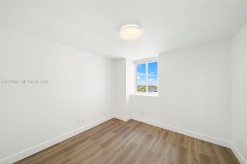 Condo in Miami Beach, Florida, 2 bedrooms  № 2044689 - photo 13
