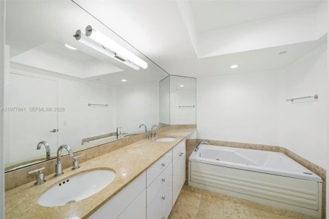 Condo in Miami Beach, Florida, 2 bedrooms  № 2044689 - photo 12