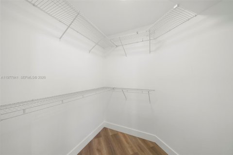 Condo in Miami Beach, Florida, 2 bedrooms  № 2044689 - photo 11