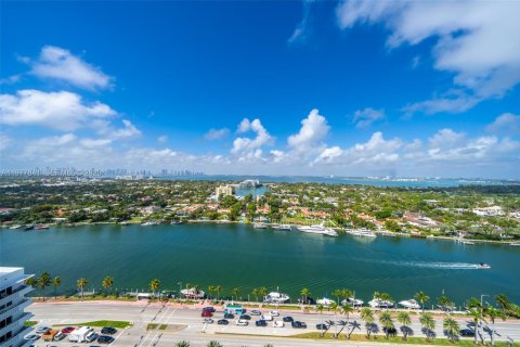 Condo in Miami Beach, Florida, 2 bedrooms  № 2044689 - photo 16