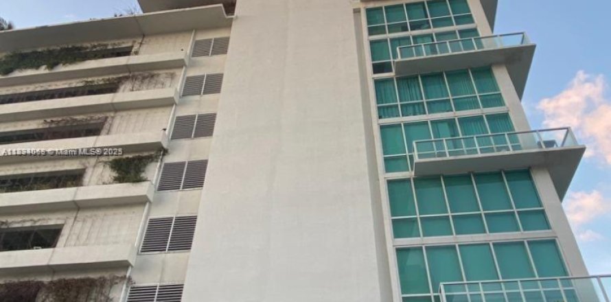 Condominio en Miami, Florida, 1 dormitorio  № 1813915