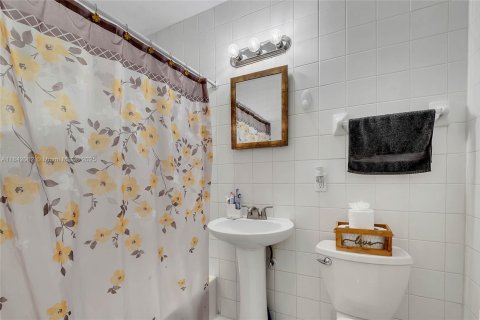Casa en venta en Miami, Florida, 4 dormitorios № 1841182 - foto 19