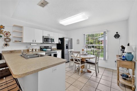 House in Zephyrhills, Florida 3 bedrooms, 114.73 sq.m. № 1869384 - photo 5