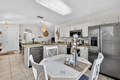 House in Zephyrhills, Florida 3 bedrooms, 114.73 sq.m. № 1869384 - photo 6