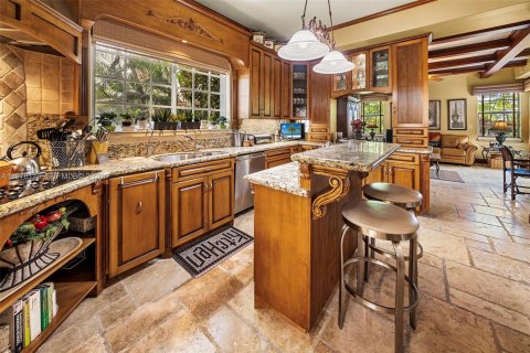 House in Miami Beach, Florida 5 bedrooms, 408.86 sq.m. № 2044087 - photo 6