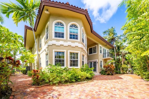 House in Miami Beach, Florida 5 bedrooms, 408.86 sq.m. № 2044087 - photo 3