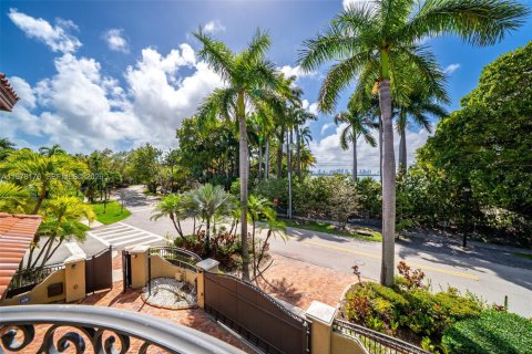 House in Miami Beach, Florida 5 bedrooms, 408.86 sq.m. № 2044087 - photo 22