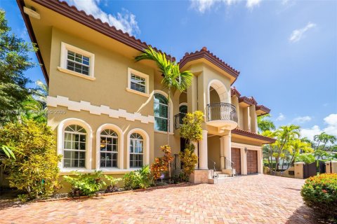 House in Miami Beach, Florida 5 bedrooms, 408.86 sq.m. № 2044087