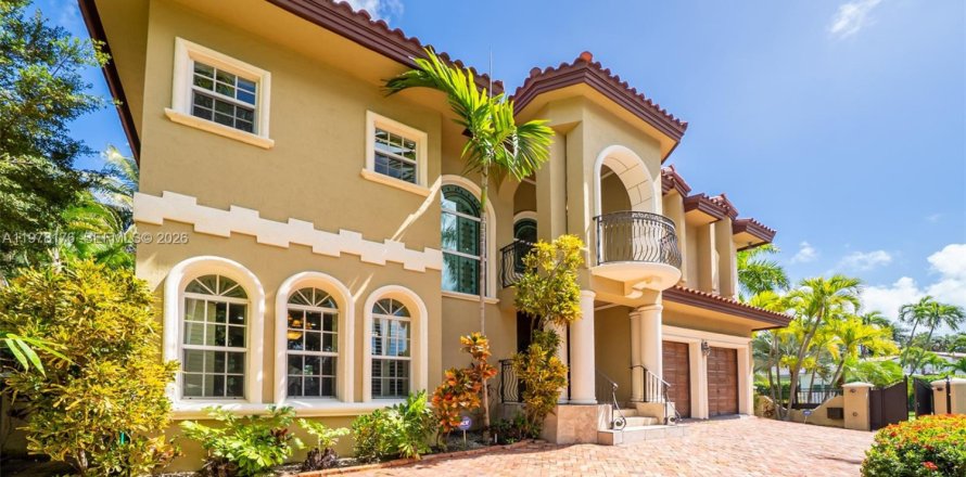 House in Miami Beach, Florida 5 bedrooms, 408.86 sq.m. № 2044087