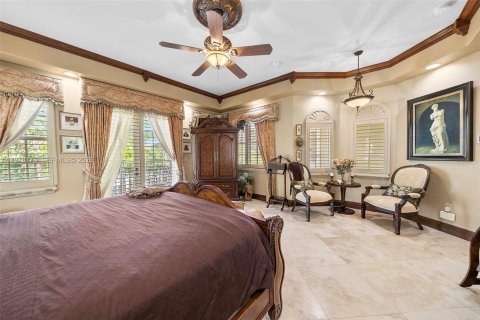 House in Miami Beach, Florida 5 bedrooms, 408.86 sq.m. № 2044087 - photo 10