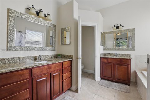 Снять в аренду виллу или дом в Порт-Сент-Луси, Флорида 5 спален, 260.22м2, № 1920153 - фото 24