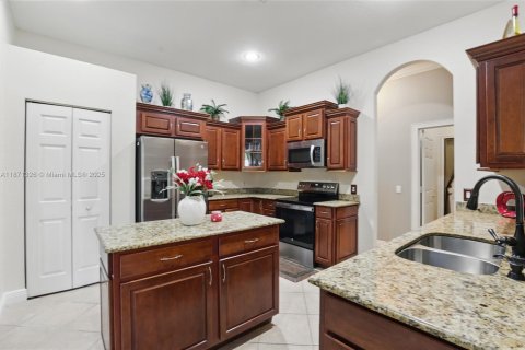 Снять в аренду виллу или дом в Порт-Сент-Луси, Флорида 5 спален, 260.22м2, № 1920153 - фото 9