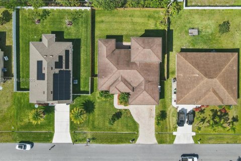 Снять в аренду виллу или дом в Порт-Сент-Луси, Флорида 5 спален, 260.22м2, № 1920153 - фото 2